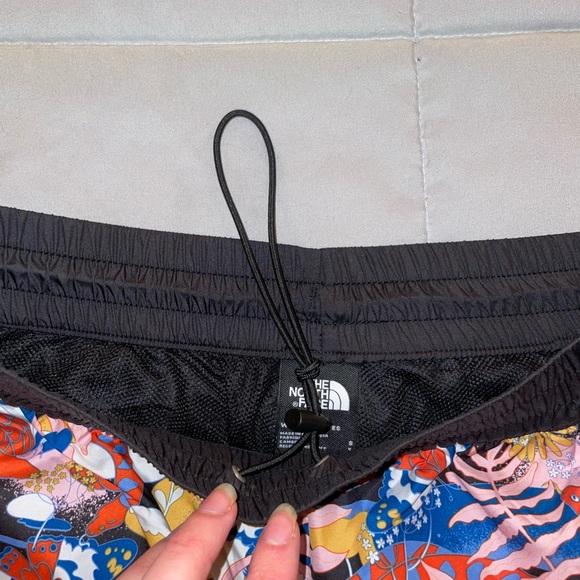 North Face Printed Hydrenaline 2000 Jogger Pants - Picture 8 of 11